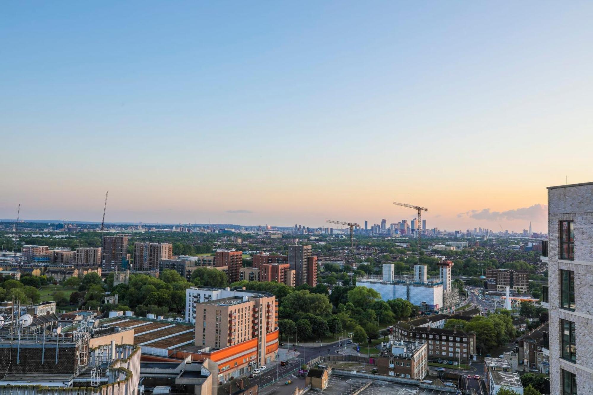 Amazing London City Skyline View & Transport Links Баркинг Экстерьер фото